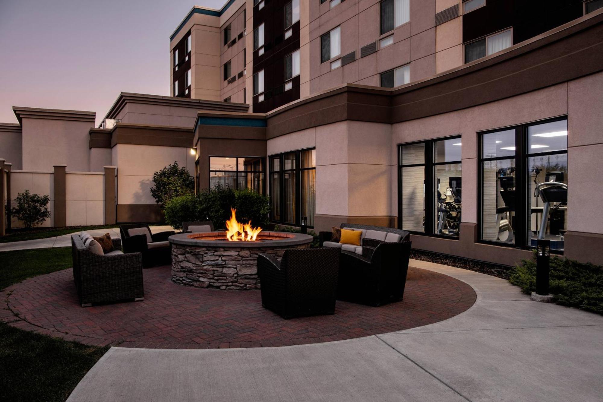Courtyard By Marriott Edmonton West Hotel Eksteriør billede