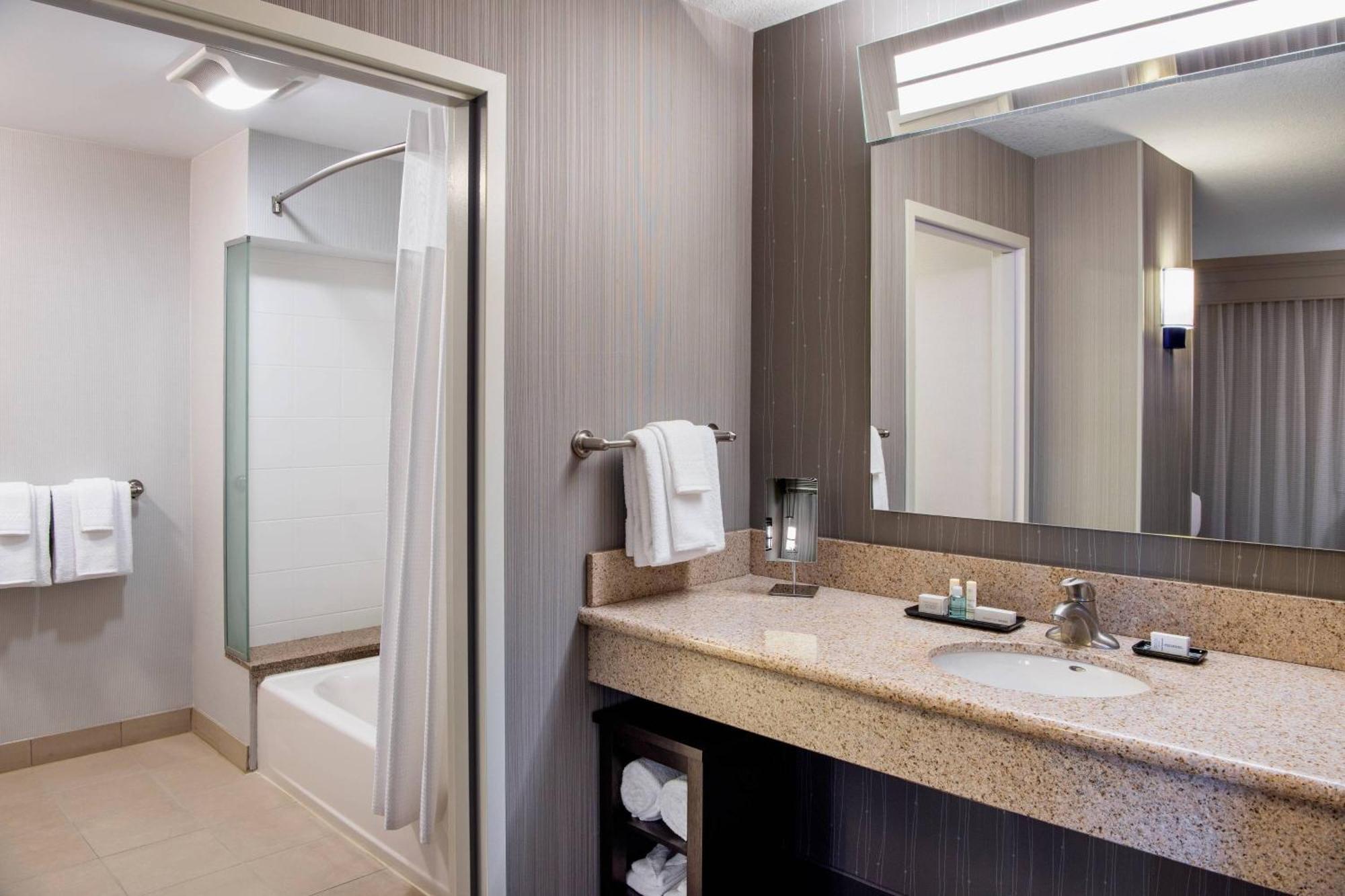 Courtyard By Marriott Edmonton West Hotel Eksteriør billede